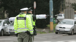 Policajtov, ktorí kopali vodičku, navrhli obžalovať