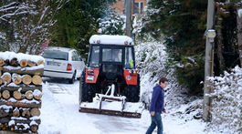 Na asi polovici Slovenska sneží, môžu sa tvoriť snehové jazyky a záveje