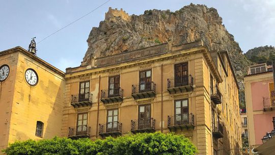 Cefalú pod skalou Rocca.