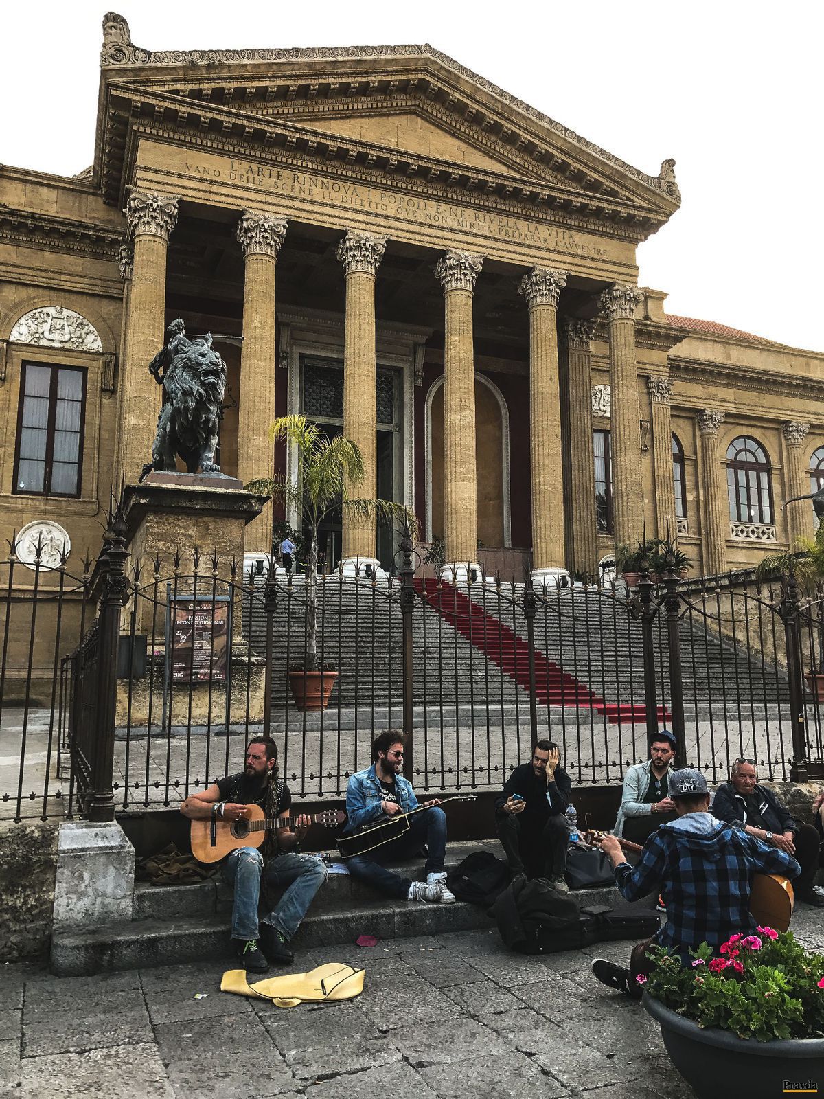 Na schodoch opery sa odohráva jedna zo scén...