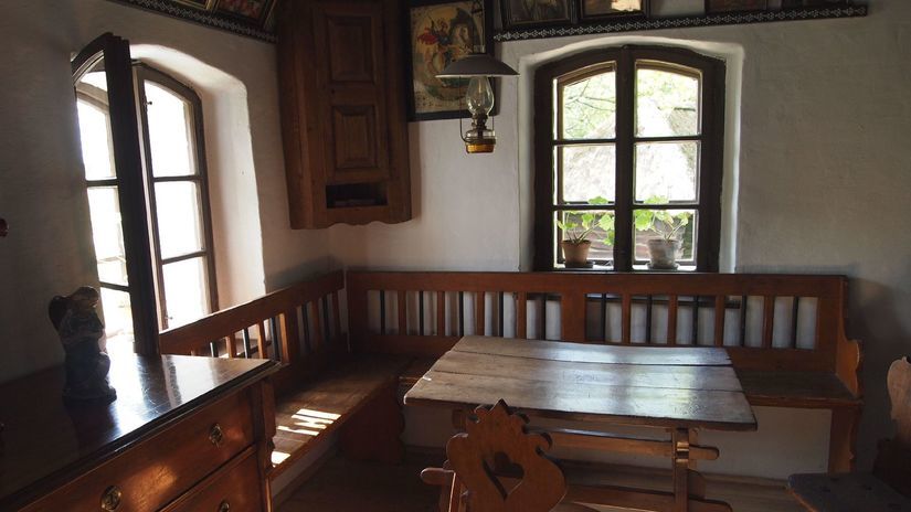 Kút so svätými obrázkami.