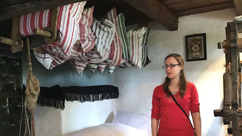 Vankúše zdobia farebné tkané vzory.