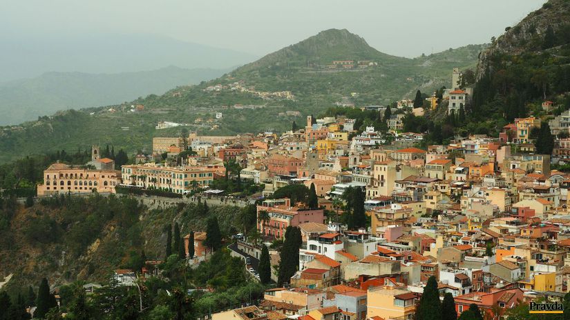 Pohľad na mesto Taormina z ruín amfiteátra.