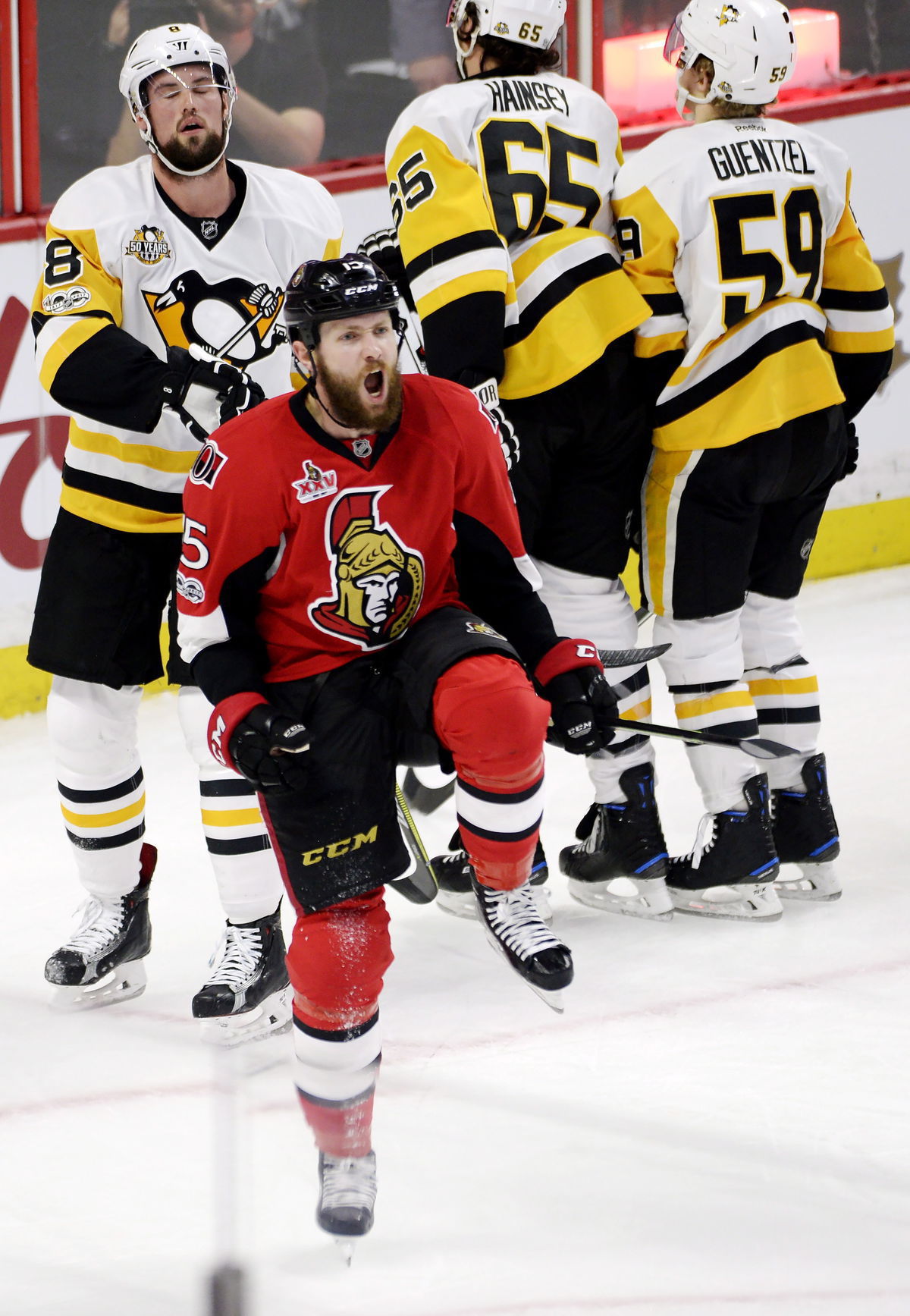 Center Ottawy Zack Smith oslavuje gól pred...