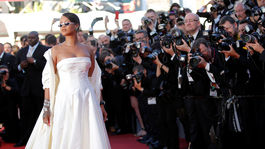 Speváčka Rihanna pózuje fotografom. Bola absolútnou hviezdou akcie. 