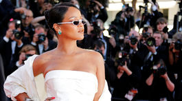 Speváčka Rihanna pózuje fotografom. Bola absolútnou hviezdou akcie. 