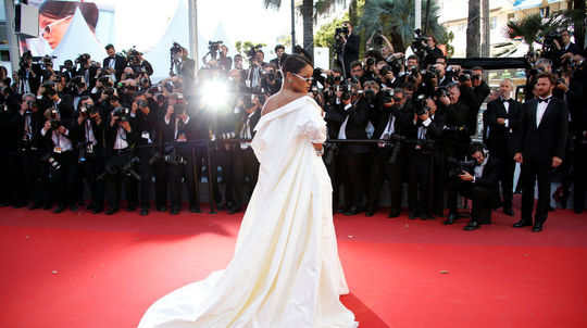 Speváčka Rihanna pózuje fotografom. Bola...