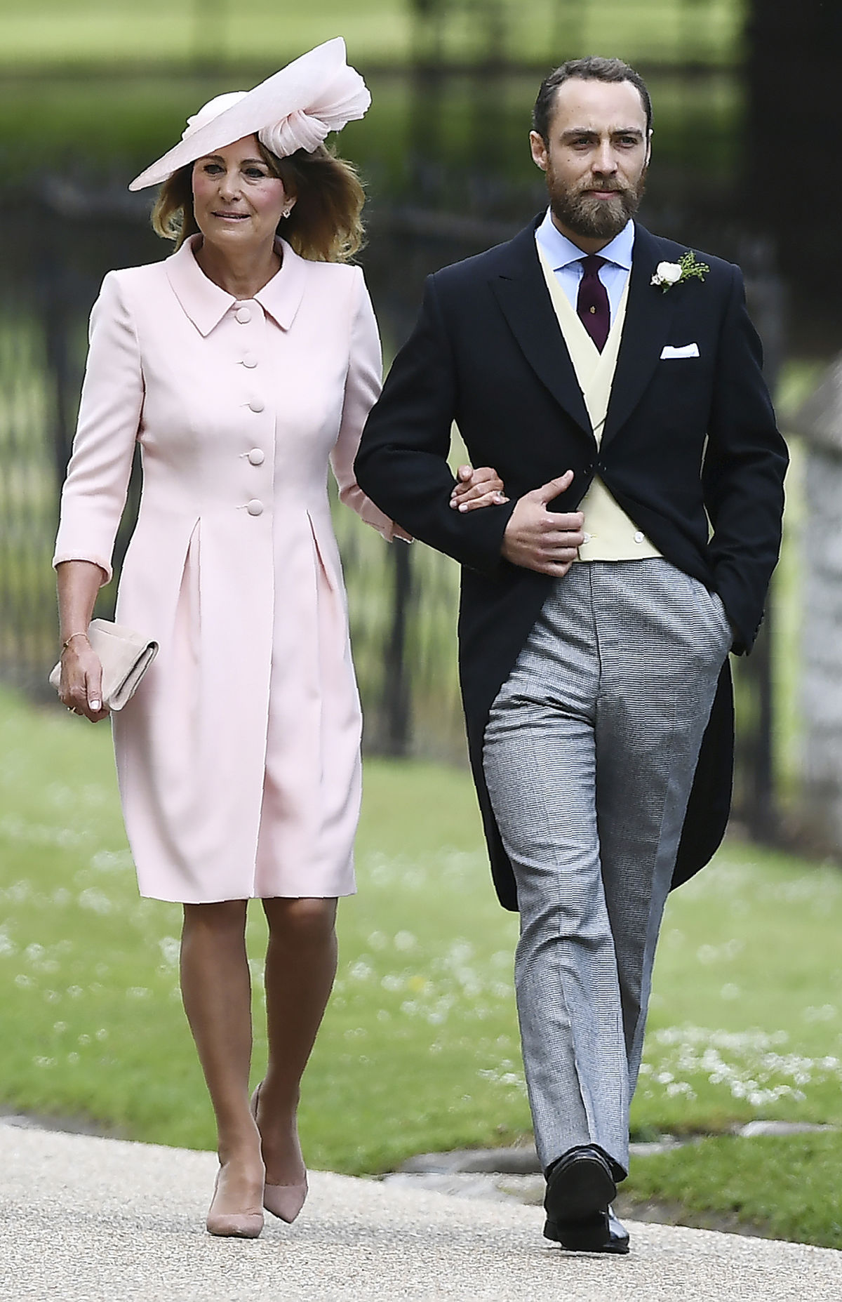 Carole Middleton a jej syn James prichádzajú na...