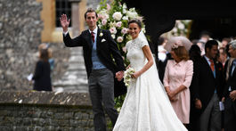 Pippa Middleton ajej manžel James Matthews čerstvo po obrade v kostole.