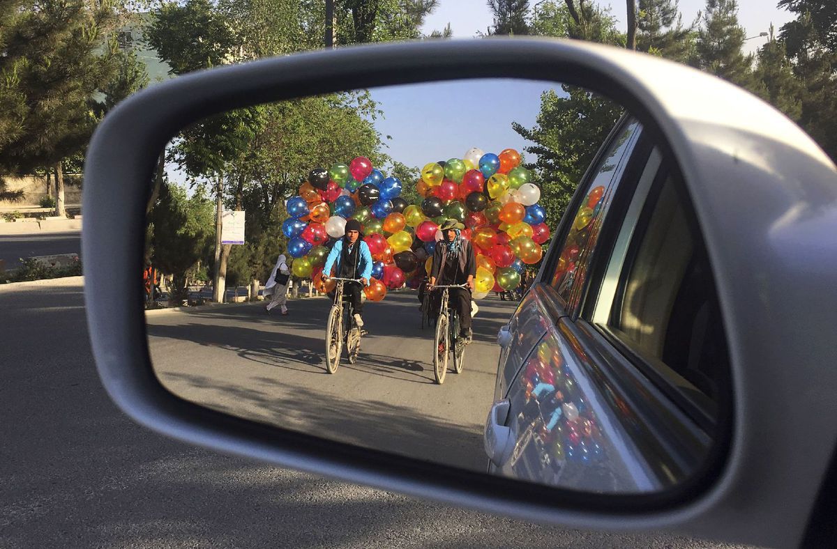 Afganistan, balóny, auto, spätné zrkadlo, predavači, bicykle