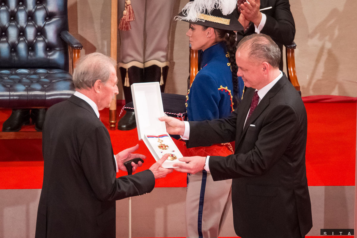 Prezident Andrej Kiska udeľuje spisovateľovi...