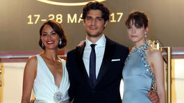 Herec Louis Garrel pózuje s kolegyňami Stacy Martin (vpravo) a Berenice Bejo na premiére filmu Redoutable. 