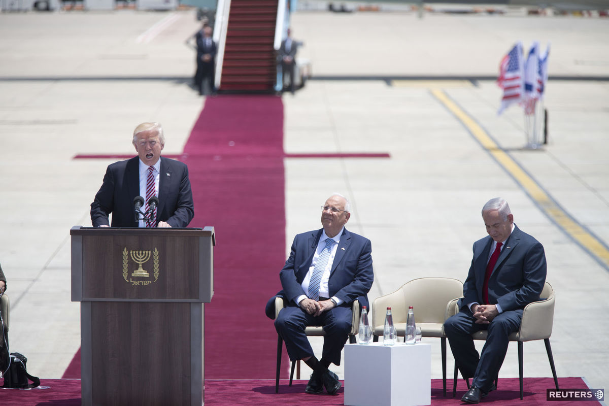 Americký prezident Donald Trump po prílete do...