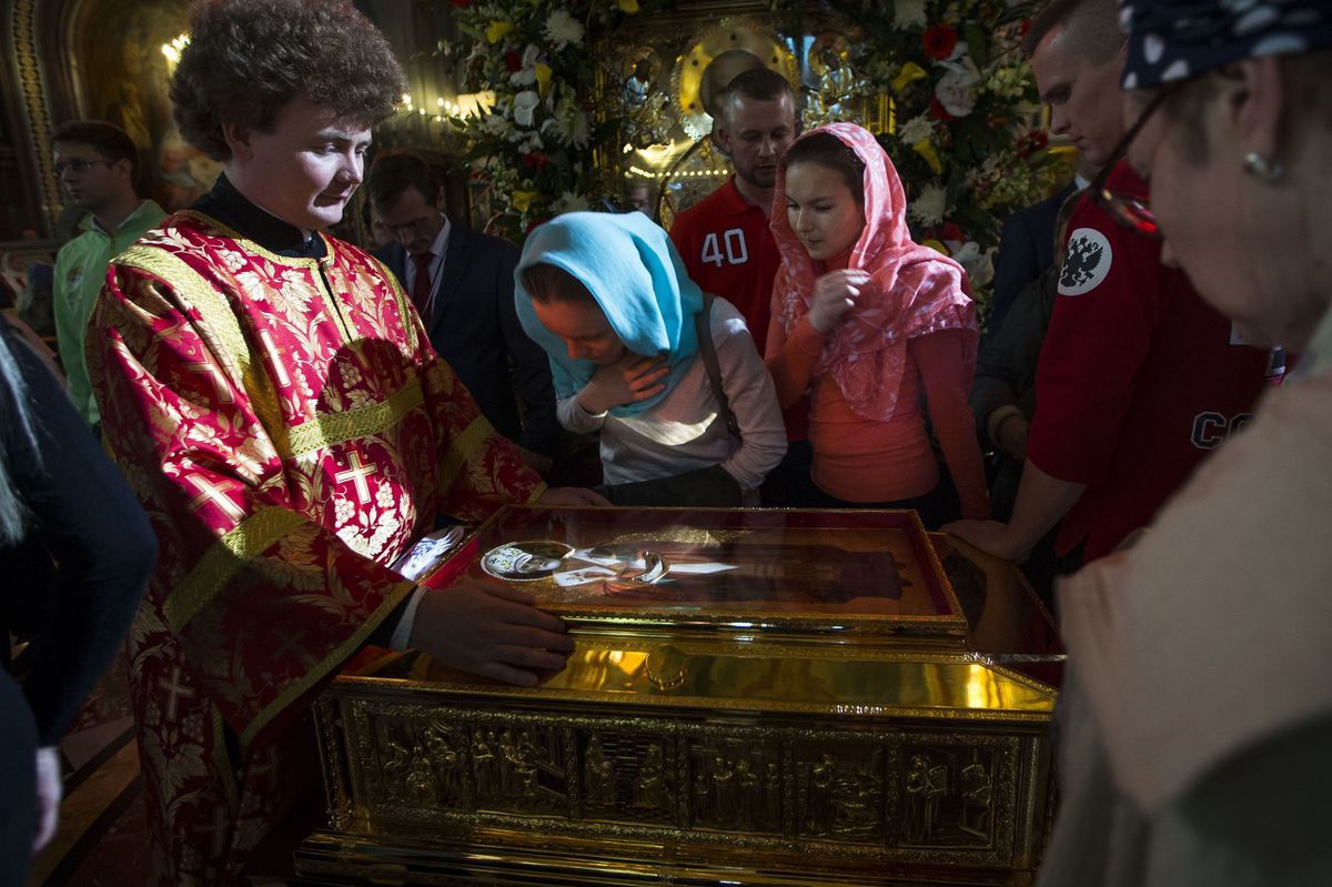 Ruskí ortodoxní veriaci sa zhromažďujú v...