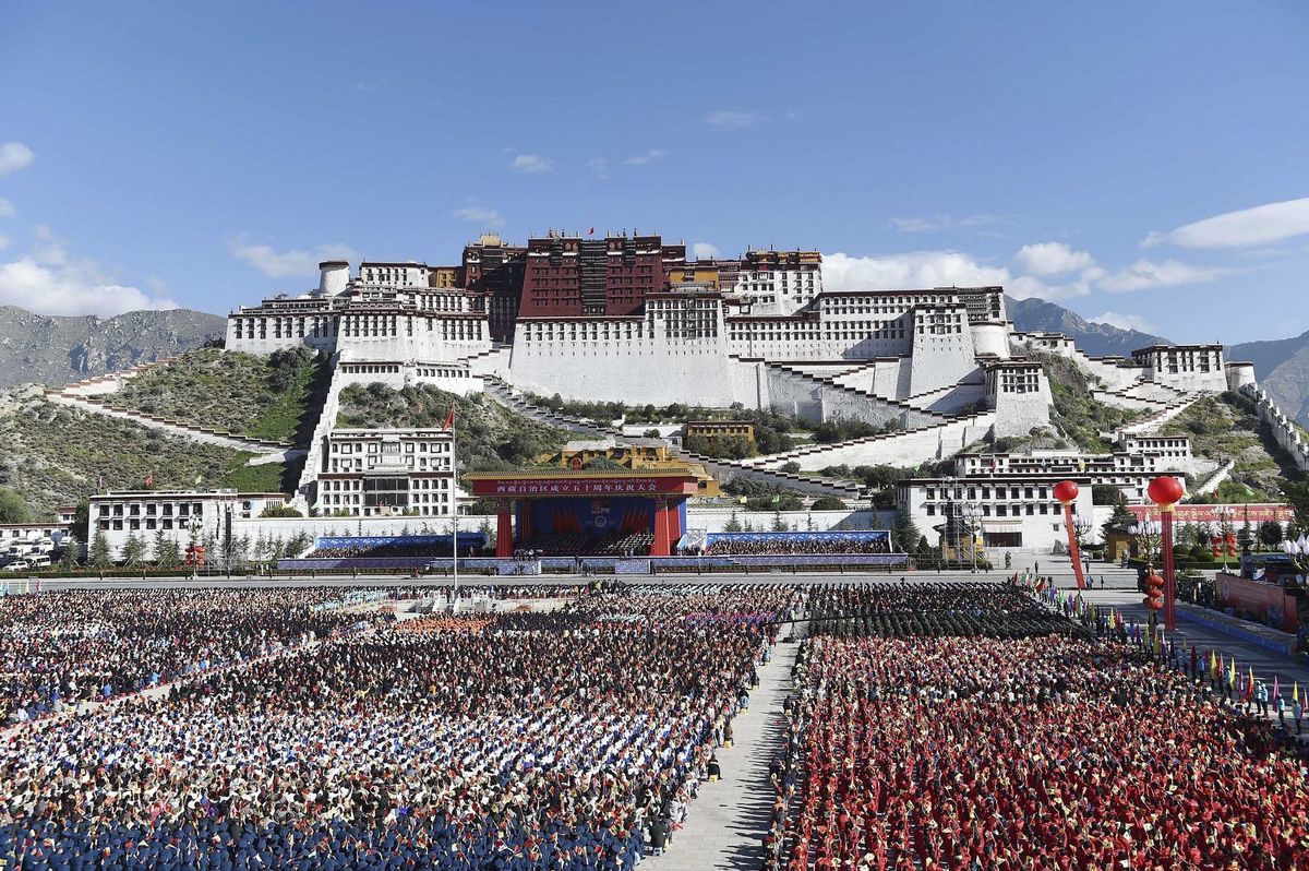 Obrovský palác Potala predstavuje historickú...