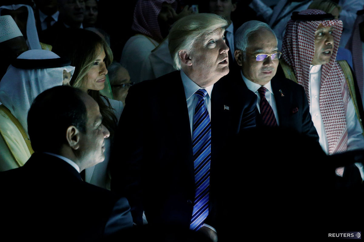 Americký prezident Donald Trump (tretí z prava)...