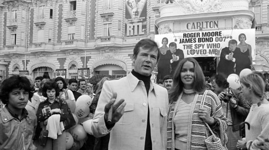 Rok 1977: Roger Moore a jeho kolegyňa Barbara...