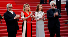 Claude Miller (vľavo) a Pedro Almodovar s herečkami Catherine Deneuve (druhá zľava) a Isabelle Huppert.