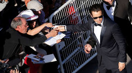 Herec Colin Farrell rozdával v Cannes autogramy. 
