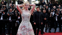 Herečka Elle Fanning pózuje fotografom v Cannes.
