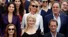Herečky Juliette Binoche, Uma Thurman a režisér Oliver Stone,dolný rad zľava herci Isabelle Huppert, Nicole Kidman, Vincent Lindon.