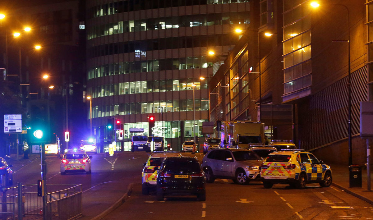 Policajný kordón pri hale Manchester Arena, kde...