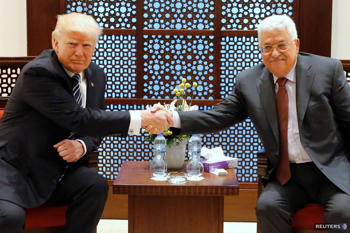 Americký prezident Donald Trump (vľavo) a šéf...