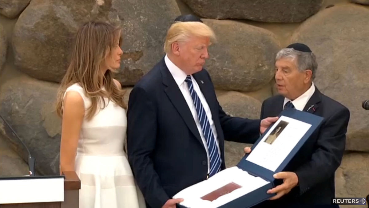 Počas krátkeho ceremoniálu v Jad vašem si...