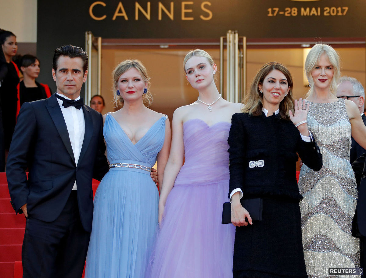 Režisérka Sofia Coppola (druhá sprava) a herci...
