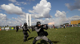 Protesty v Brazílii eskalujú, vláda povolala k ochrane ministerstiev armádu