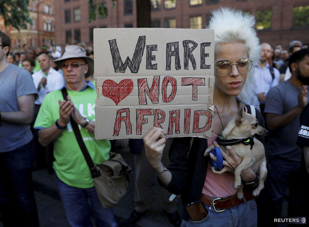 „Nemáme strach,“ oznamuje transparent na...