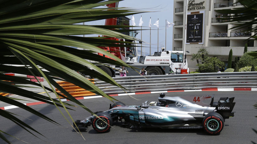 Vlaňajší víťaz Lewis Hamilton na monackej trati.