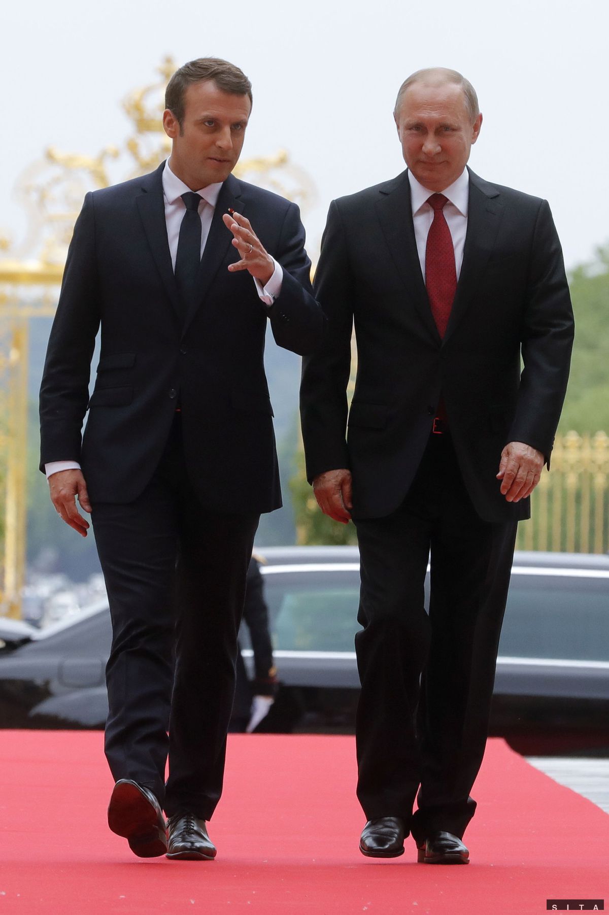 Francúzsky prezident Emmanuel Macron (vľavo) a...