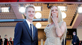 Božská Thurman vzala na festival fešného zajačika. Veď to je jej syn!