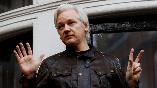 Ekvádor Assangeovi čiastočne obnovil prístup na internet