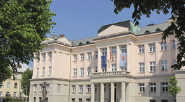 Kto je zodpovedný za poškodené Hložníkove obrazy?