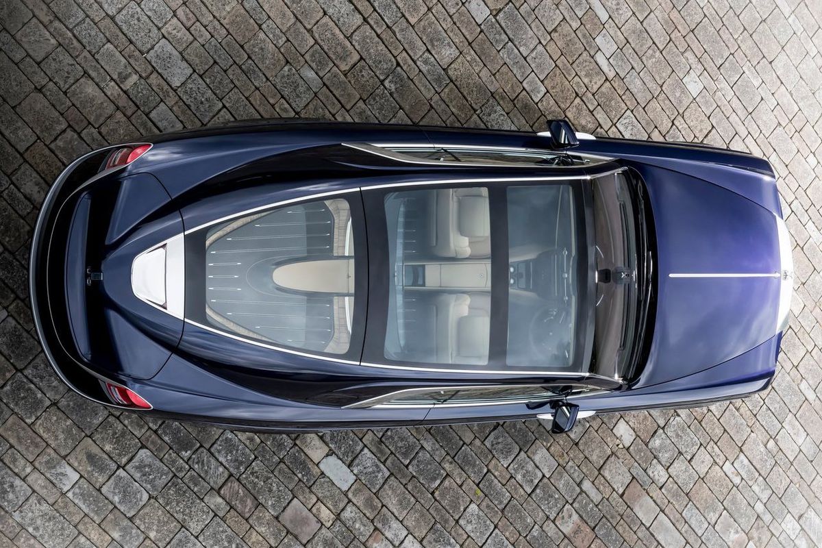 Panoramatickú strechu a zadné okno zjednocuje...