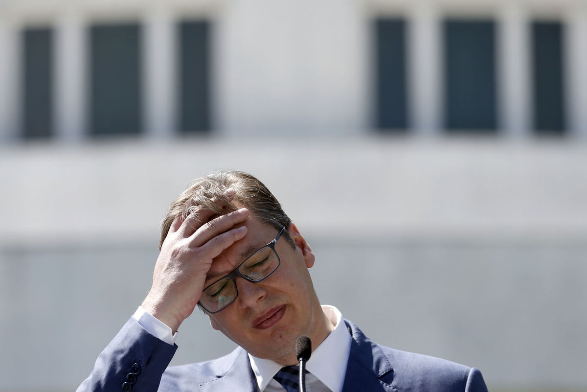 Dosluhujúci srbský premiér a novozvolený...