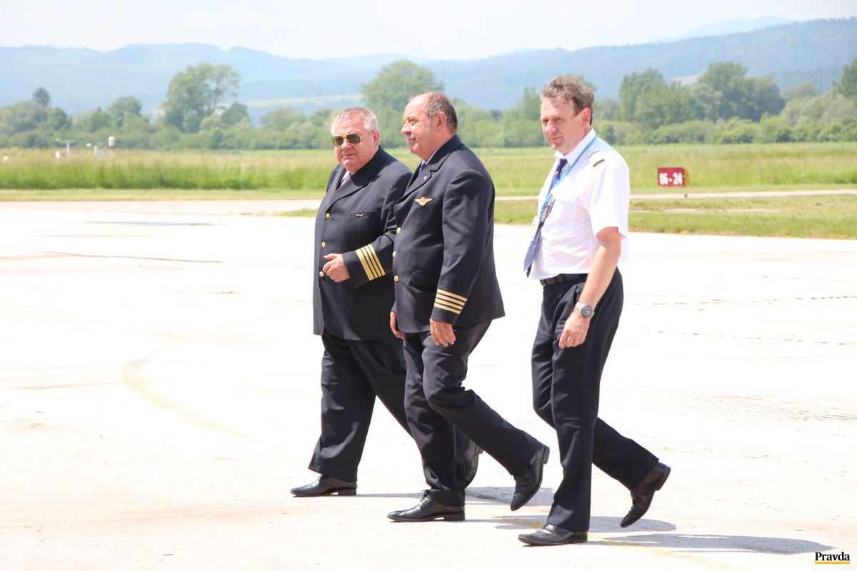 Lietadlo opúšťa jeho posádka - zprava (v bielej...