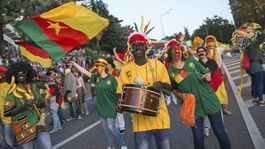 Oslava rozmanitosti či rasizmus? V Soči pochodovali falošní černosi s banánmi