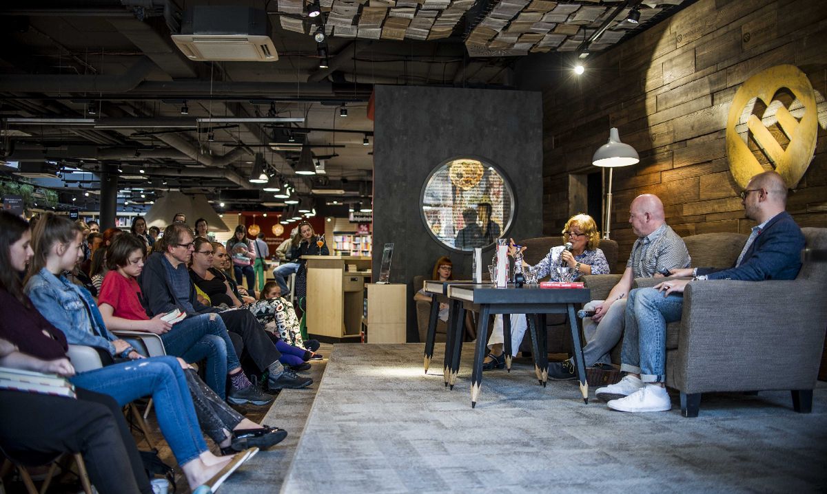 Spisovateľ John Boyne počas besedy s fanúšikmi...