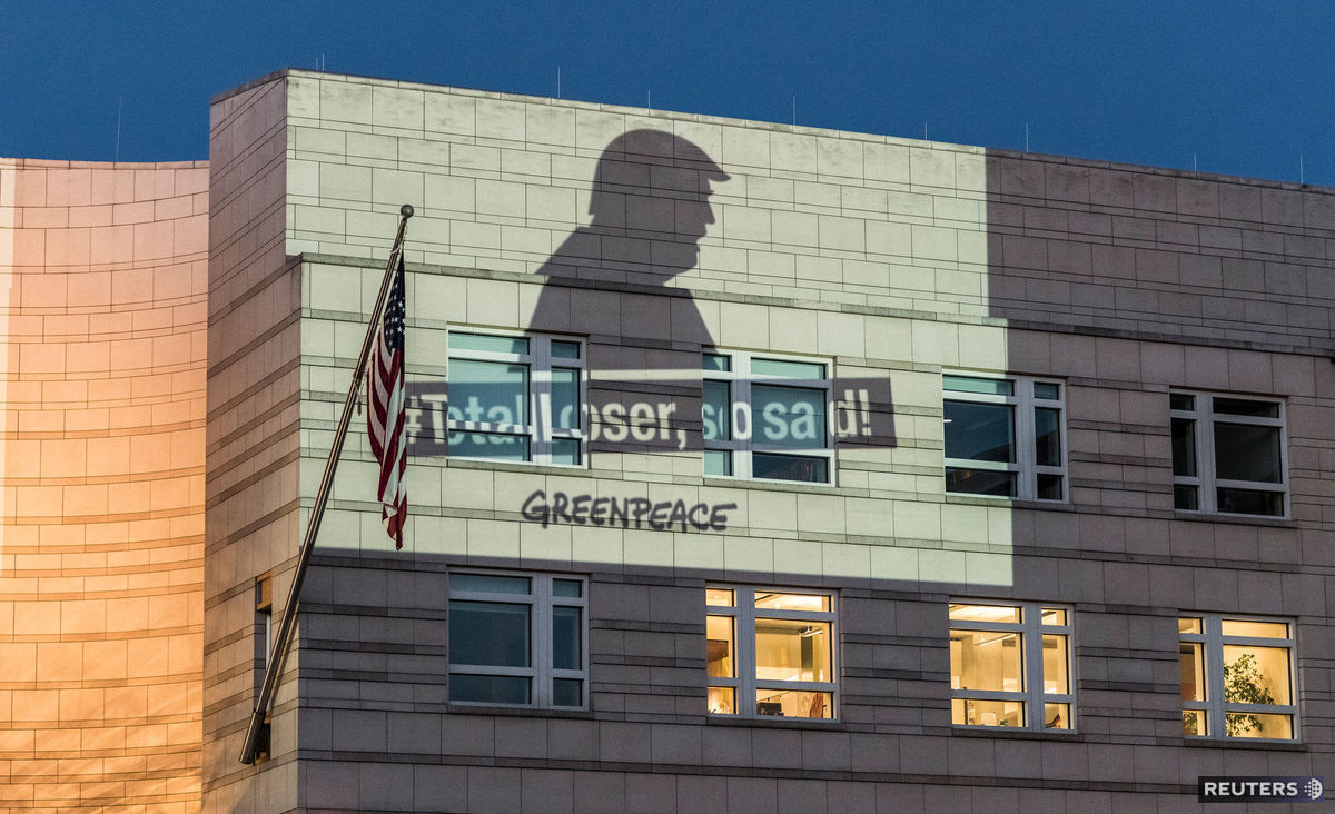 Takto aktivisti z Greenpeace nasvietili...