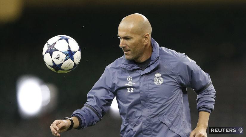 Zinedine Zidane to s loptou stále vie.