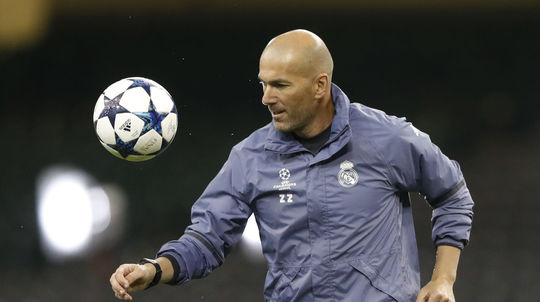 Zinedine Zidane to s loptou stále vie.