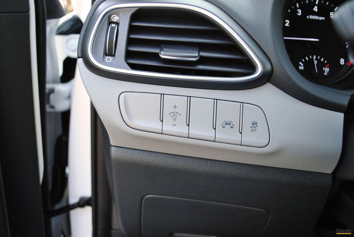 Hyundai i30 pomáha vodičovi udržať sa v jazdnom...