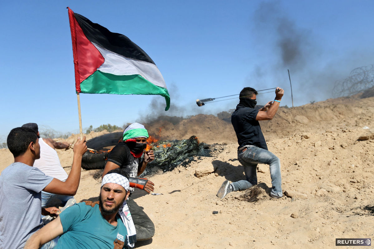 Palestínčania hádžu kamene na izraelských...