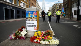 Londýnčania si po terore preukazovali solidaritu. Symbolom útoku bude zrejme pokojný muž s pivom