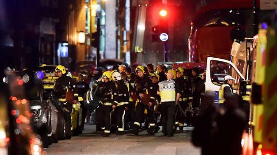 Záchranári v blízkosti London Bridge