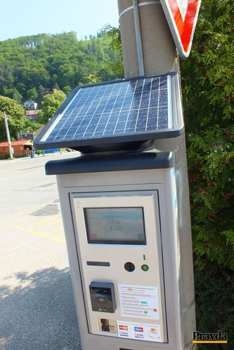 Parkovací automat so solárnym panelom.