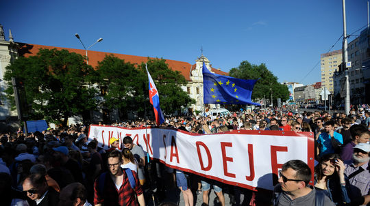 V Bratislave a v Košiciach mladí protestovali proti korupcii. Dosť bolo Fica, skandovali